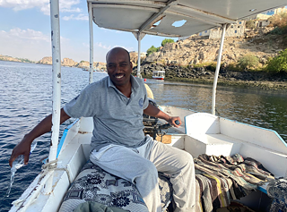 Mohammed Khairy auf seinem Motorboot. Der Nil ist hier so sauber, dass die Nubier aus ihm trinken.  