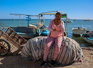 تقدم سونيا ما يشبه خدمة الاستشارات التليفونية؛ فالكثيرون يقدرون قيمة نصائحها.  