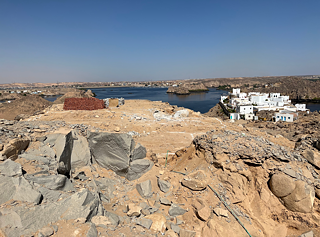 Hier soll schon bald gebaut werden – Grundrisse hoch oben auf der Insel Heissa. Im Hintergrund das Luxushotel BenBen und der alte Staudamm.  