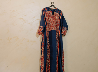 Dieses handbestickte Kleid ihrer Mutter hält Dalal in Ehren. Die anderen hat sie an Bedürftige weitergegeben.