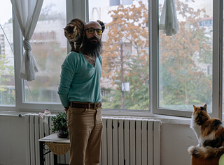 Zaid Alshurbaji in seiner Wohnung im Zentrum von Amman. Hier lebt er mit seinen Katzen.