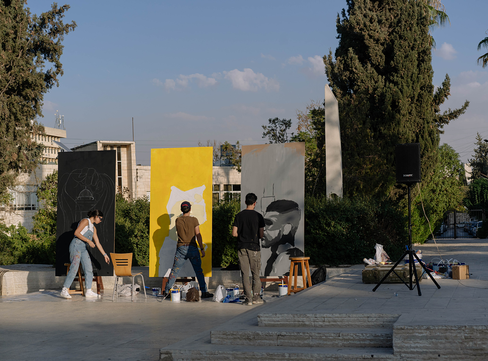 Junge Künstler:innen arbeiten im Park vor der Jordan National Gallery an ihren Werken. 