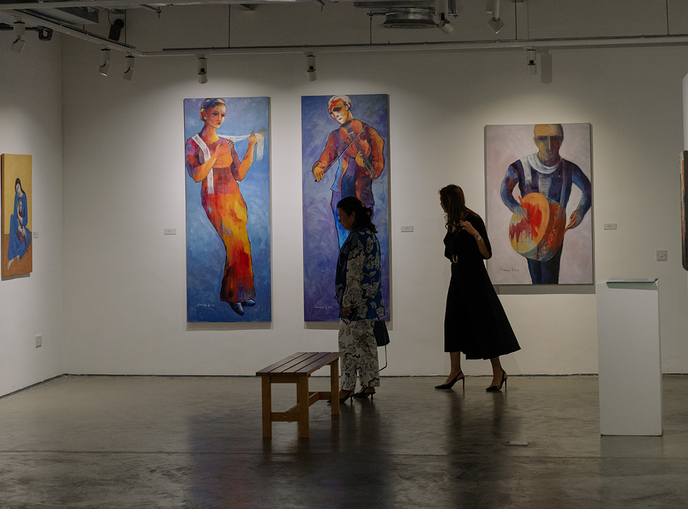 Dina Halaseh (r) bei der Eröffnung der Ausstellung „We are all Gaza“