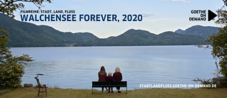 Cena do filme Walchensee Forever, 3 mulheres sentadas em um banco na frente de um lago