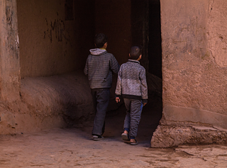 Zwei Kinder gehen in eine dunkle Höhle