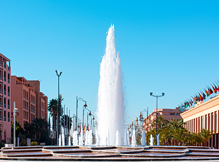 Ein Brunnen in einer Stadt, blauer Himmel, Häuser