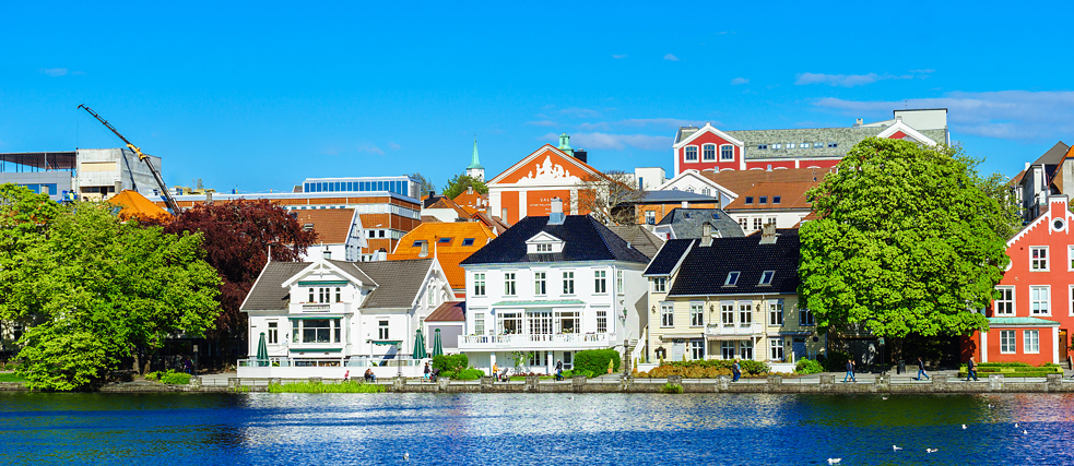 Ein Bild der Häuser entlang des Wassers in Stavanger