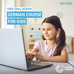 Mädchen sitzt am Schreibtisch vor ihrem Laptop und folgt ihrem Online-Deutschkurs