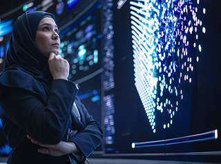 Eine Frau vor einem Screen mit Lichtern