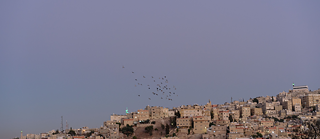 Eine Siedlung gegen den dunkelblauen Himmel