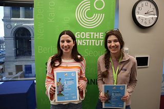 USA – Avery Lauenstein (A2) und Elsa Haywiser (B1), die beiden Gewinnerinnen der Nationalen Deutscholympiade in den USA.