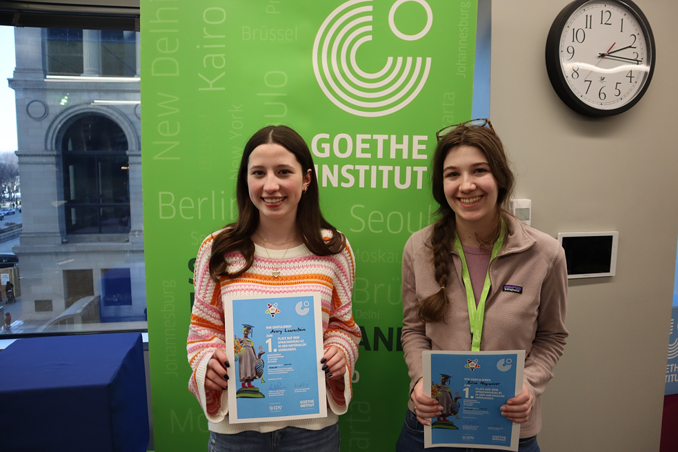USA – Avery Lauenstein (A2) und Elsa Haywiser (B1), die beiden Gewinnerinnen der Nationalen Deutscholympiade in den USA.