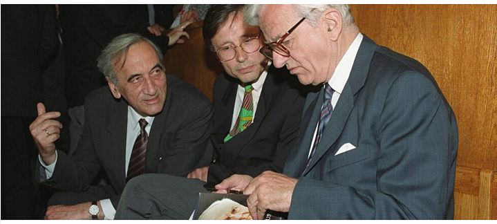 Tadeusz Mazowiecki, (damaliger) Premierminister von Polen, Dr. Stephan Nobbe, Direktor Goethe-Institut Warschau, Richard von Weizsäcker, (damaliger) Bundespräsident der Bundesrepublik Deutschland, 1992