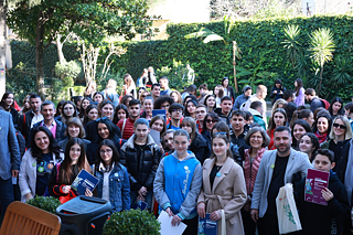 ALBANIEN - Wie lange sollten Jugendlichen bei ihren Eltern wohnen? 80 Schüler*innen ließen ihrer Kreativität freien Lauf bei der Gruppenaufgabe zum Thema „Hotel Mama“. Präsentiert wurden Disussionen, Talkshows und ein kurzes Theaterstück. Begleitet wurden sie von rund 30 Lehrkräften aus verschiedenen Städten des Landes. Die Siegerehrung fand feierlich in der Deutschen Botschaft statt, Gastherr war der Deutsche Botschafter persönlich.  Ein Tag voller sprachlicher Meisterleistungen und interkulturellem Austausch!