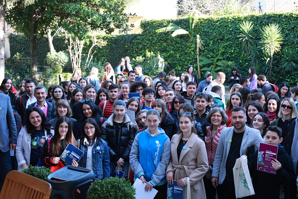 ALBANIEN - Wie lange sollten Jugendlichen bei ihren Eltern wohnen? 80 Schüler*innen ließen ihrer Kreativität freien Lauf bei der Gruppenaufgabe zum Thema „Hotel Mama“. Präsentiert wurden Disussionen, Talkshows und ein kurzes Theaterstück. Begleitet wurden sie von rund 30 Lehrkräften aus verschiedenen Städten des Landes. Die Siegerehrung fand feierlich in der Deutschen Botschaft statt, Gastherr war der Deutsche Botschafter persönlich.  Ein Tag voller sprachlicher Meisterleistungen und interkulturellem Austausch!