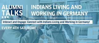 Ein Mann erzählt einem anderen etwas am Computer.