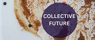 : Beyaz zemin üzerine kahverengi kahve telvesi, bir manzarayı anımsatan soyut bir görüntü oluşturuyor. Üzerinde beyaz renkte COLLECTIVE FUTURE yazılmış koyu mavi bir daire bulunuyor.