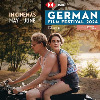 Teaser Image, Poster für Andreas Dresens Film In Liebe, Eure Hilde, zeigt junge Frau und junger Mann auf einem Moped, sommerlicher Hintergrund