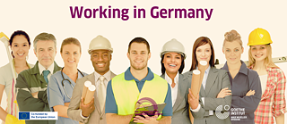 Eine junge Frau sitzt auf einer Parkbank und streckt lachend die Arme in die Höhe. Auf ihren Knien liegt ein Laptop.