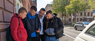 Kursteilnehmende am Goethe-Institut Mannheim beim Spielen des Actionbounds 