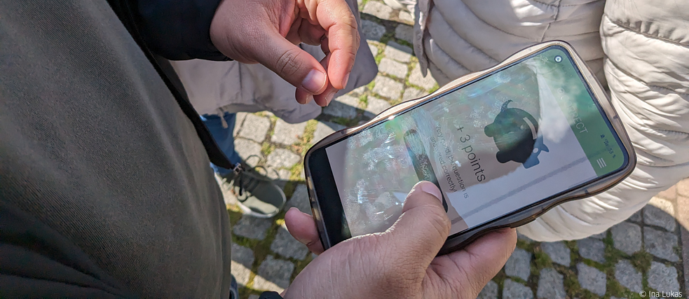 Kursteilnehmende am Goethe-Institut Mannheim beim Spielen des Actionbounds 