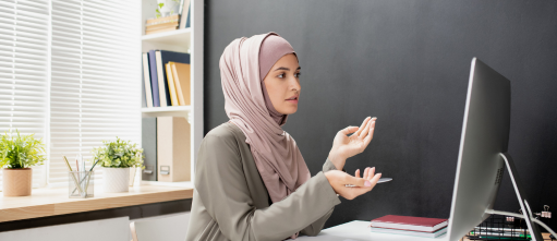 Frau mit Hijab vor dem Computer