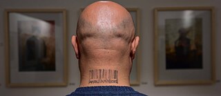 Amanj Ameen zu sehen mit einem Tattoo auf dem Nacken