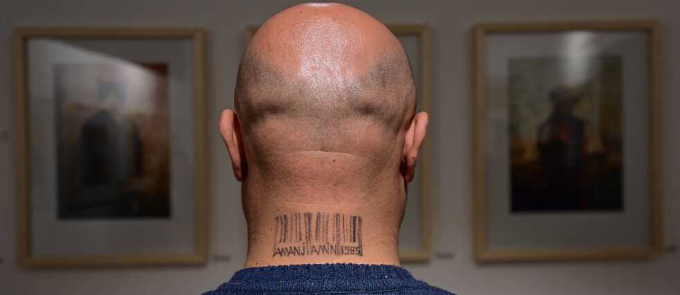 Amanj Ameen zu sehen mit einem Tattoo auf dem Nacken