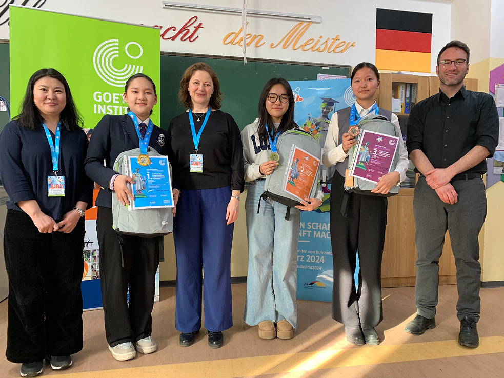 MONGOLEI – Deutschlernende aus 14 Schulen nahmen am Nationalen Vorentscheid in Ulan Bator teil. Gewonnen haben: T. Maralgoo (3. Platz), Schülerin der Soyuz Schule in Darkhan,  E. Iveel (2. Platz), Schülerin der Goethe Schule in Ulan Bator und mit dem 1. Platz wurde B. Saruul ausgezeichnet, eine Schülerin der 18. Schule. 
