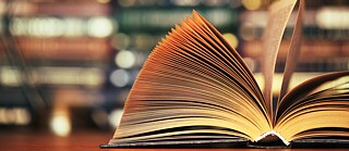 Offenes Buch auf dem Tisch