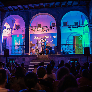 Musiker spielt Trompete in historischem Gebäude