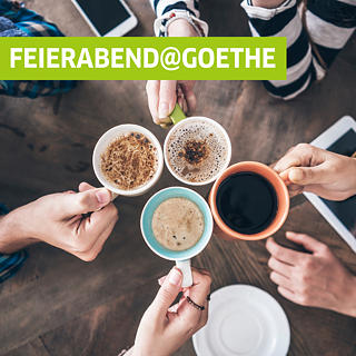 Kuvassa näkyy ylhäältä päin neljä kättä, jotka pitelevät kahvikuppeja käsissään.