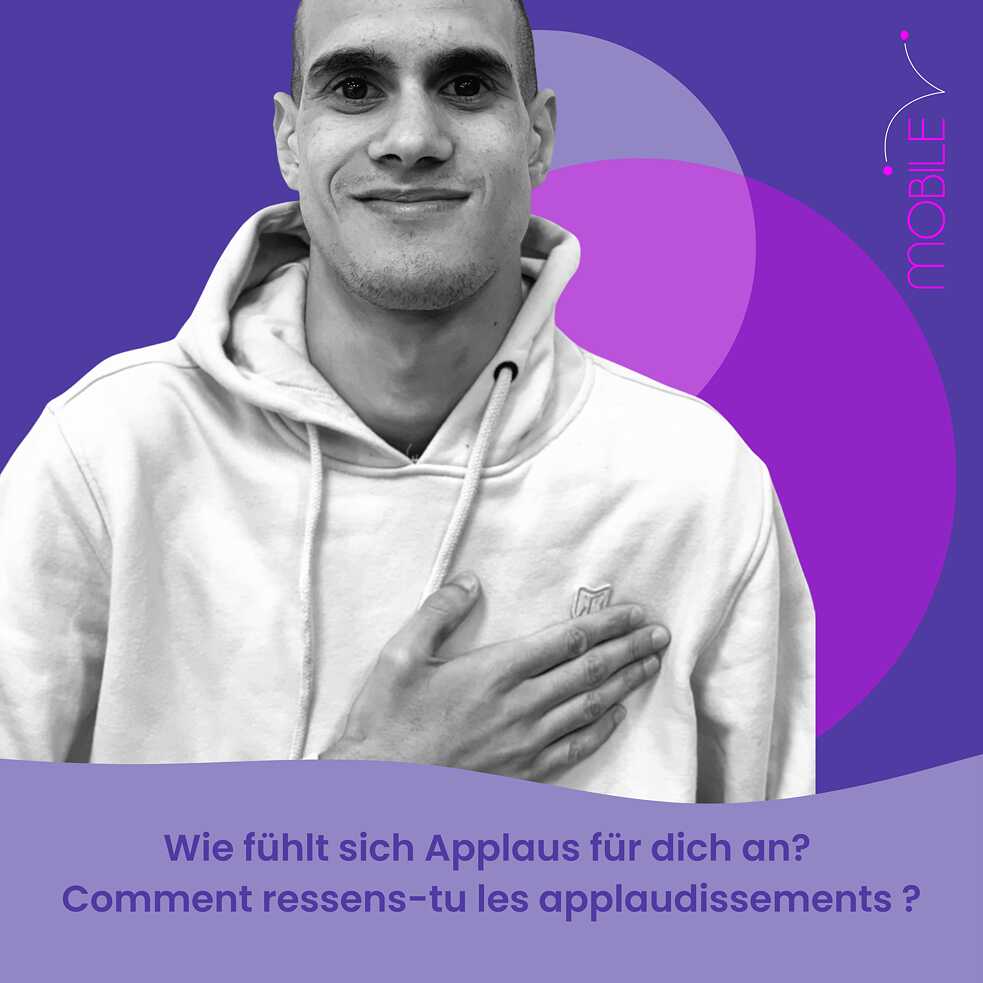 Wie fühlt sich Applaus für dich an? Mehenni Tahiri legt seine Hand auf das Herz. 