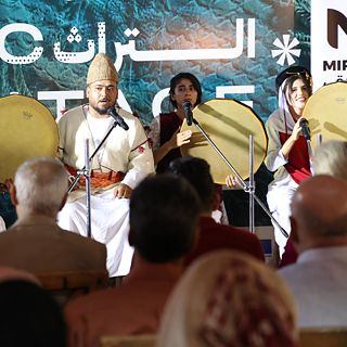 Musiker*innen der jezidischen Mirzo-Band auf der Bühne