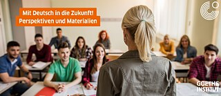 Eine Lehrkraft mit Schüler*innen im Hintergrund 