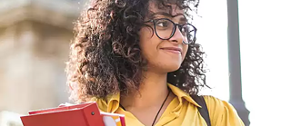 Eine junge Frau mit Büchern