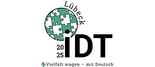 Das Bild zeigt drei kreisförmige Abbildungen. Die obere linke Abbildung zeigt das Holstentor in Lübeck, ein bekanntes gotisches Stadttor mit zwei Türmen und einer charakteristischen Backsteinarchitektur. Die untere linke Abbildung zeigt eine Ansicht von Lübeck bei Sonnenuntergang, mit historischen Gebäuden und Kirchtürmen am Wasser. Die rechte Abbildung ist ein Logo für die Internationale Deutschlehrertagung (IDT) 2025 in Lübeck, dargestellt durch ein Puzzle-Motiv und den Schriftzug "Lübeck 2025 IDT".