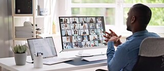 Persona en l'ordinador 