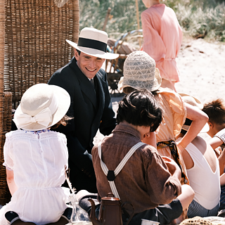 Die Herrlichkeit des Lebens (Mann lächelt zu Kindern)(qu) 