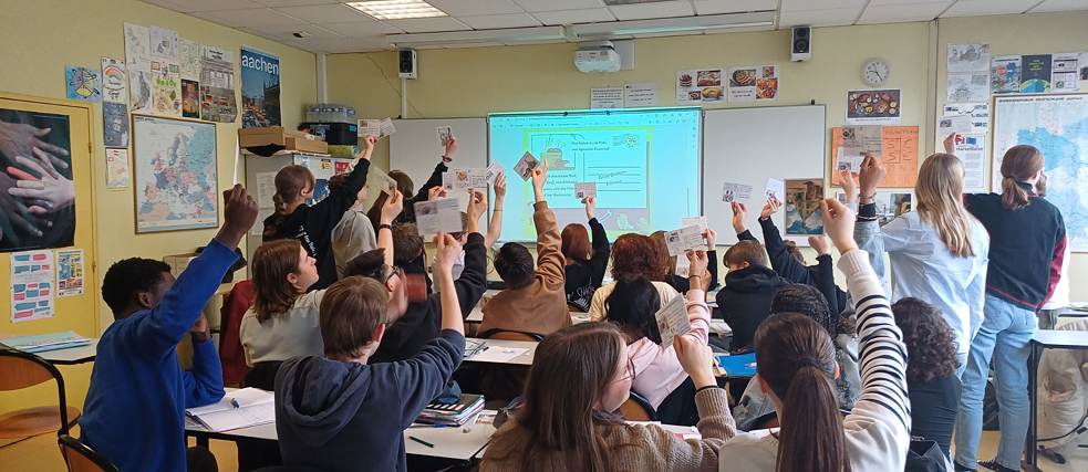 Eine Klasse zeigt die Postkarten, die sie geschrieben hat.