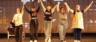 Die fünf französischen Schülerinnen verbeugen sich am Ende ihres Stücks. 