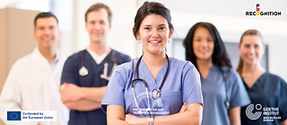 Eine junge Frau sitzt auf einer Parkbank und streckt lachend die Arme in die Höhe. Auf ihren Knien liegt ein Laptop.