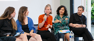 Im Diskussionspanel erzählt Claire von ihrem RESONANCE-Projekt.