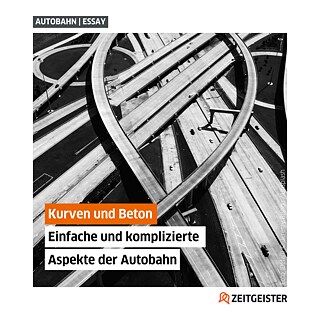 Foto von einer Autobahn von oben. 