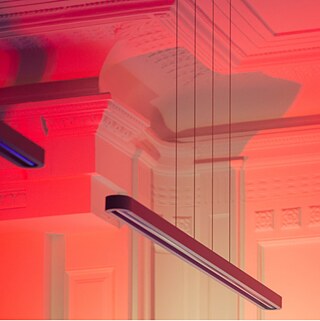 Das Bild zeigt die rotbeleuchtete Decke der Bibliothek.