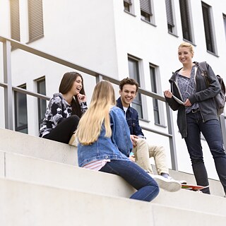 Mladi ljudi ispred škole