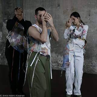 Bild von drei Tänzer*innen der Vorführung Shiraz von Armin Hokmi.