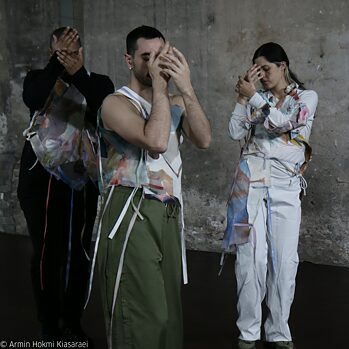 Billede af tre dansere fra forestillingen Shiraz af Armin Hokmi.