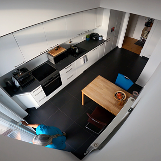 Ein Blick auf eine Frau in einer heimischen Küche aus der Vogelperspektive