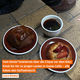 Foto von einer Tasse Kaffe und zwei Teller Backwaren